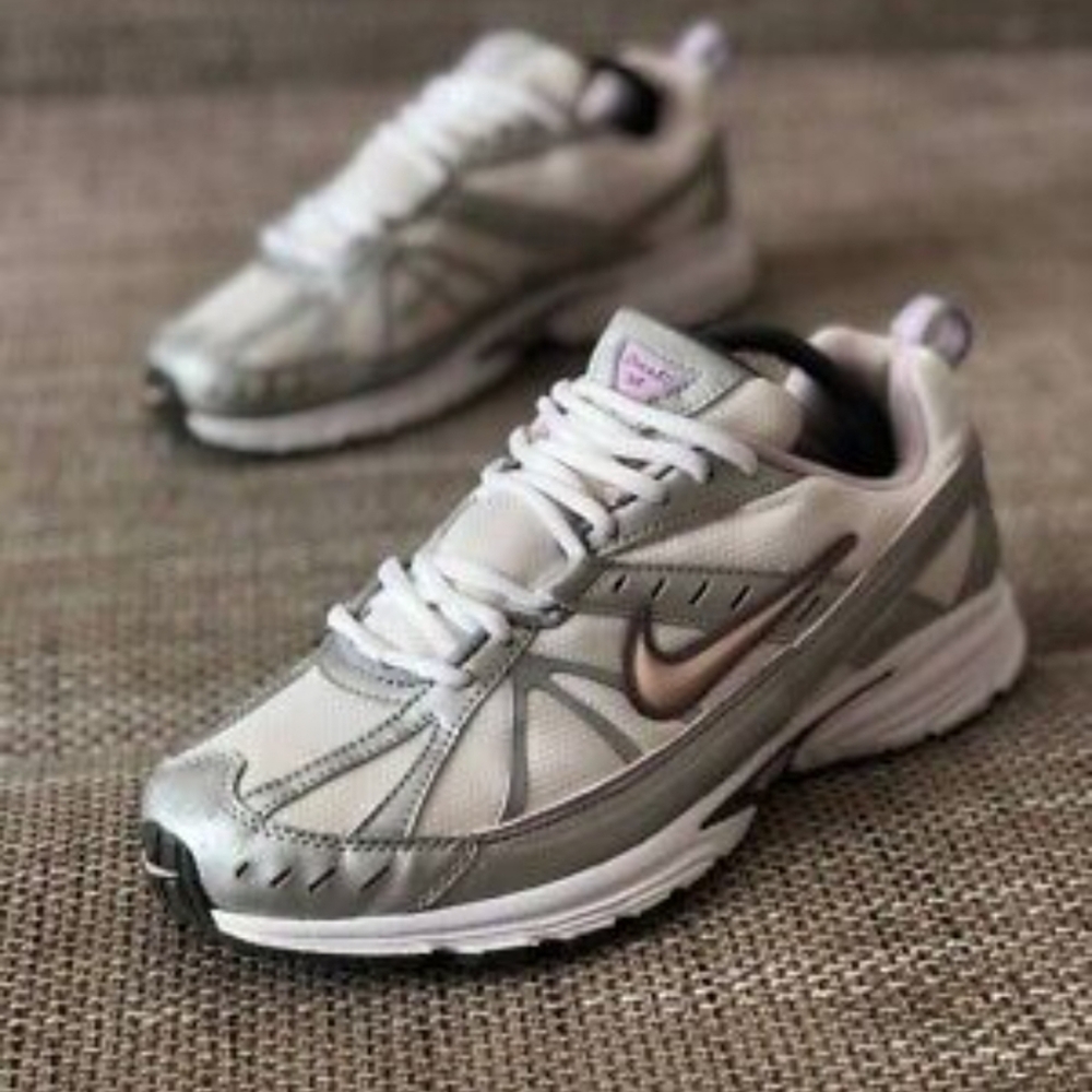 Worn women's Nike w dart 6 vintage sneakers